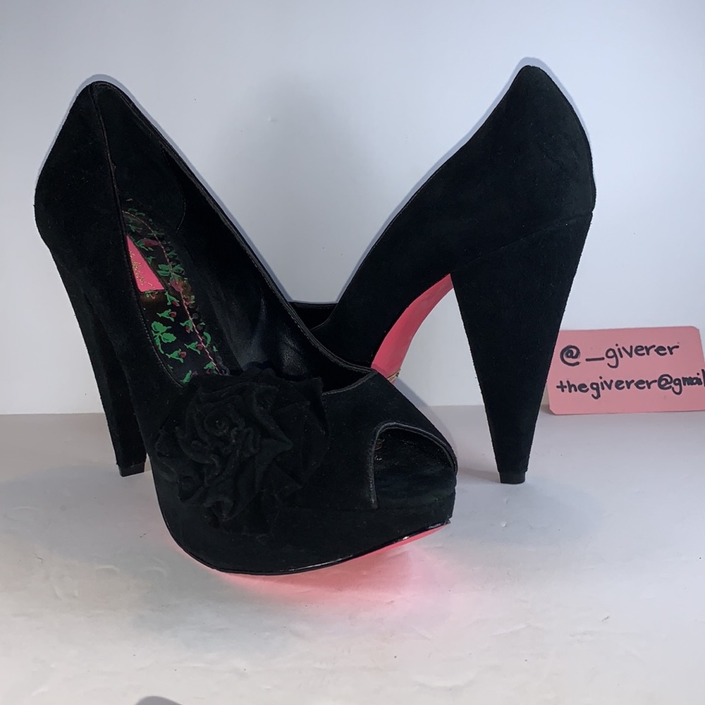 Vintage 8.5 Black Suede Rosette Betsey Johnson Pumps